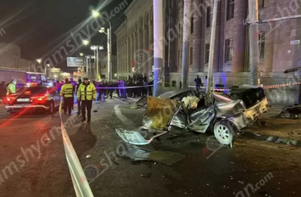 Գյումրիում բախվել են Mercedes-ն ու Opel-ը, վերջինն էլ բախվել է երկաթե սյանը. կա 2 զոհ, 1 վիրավոր